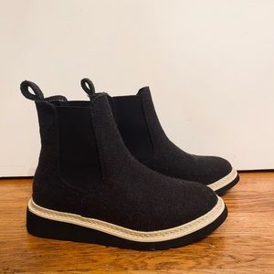 Universal thread ankle boots